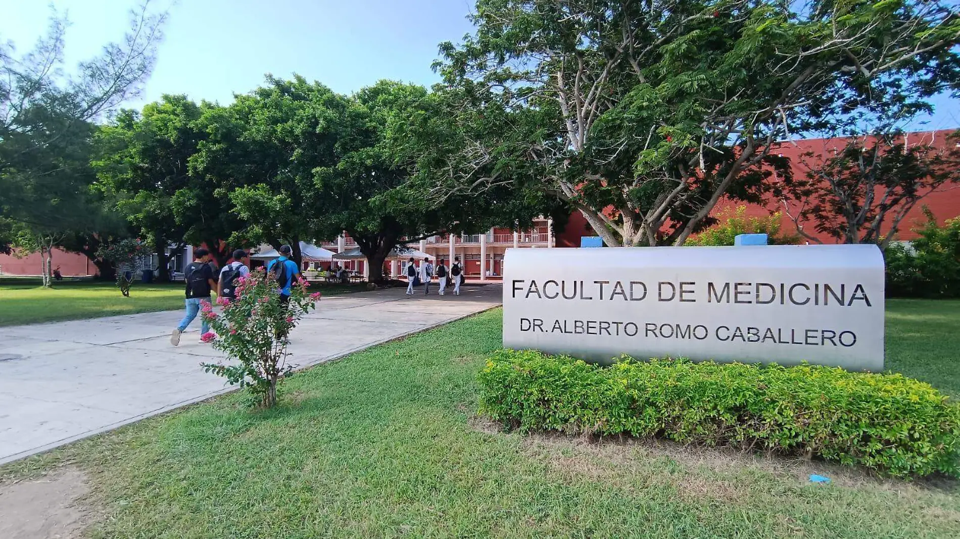 La mayoría de egresados de la facultad siguen sus estudios de especialidad